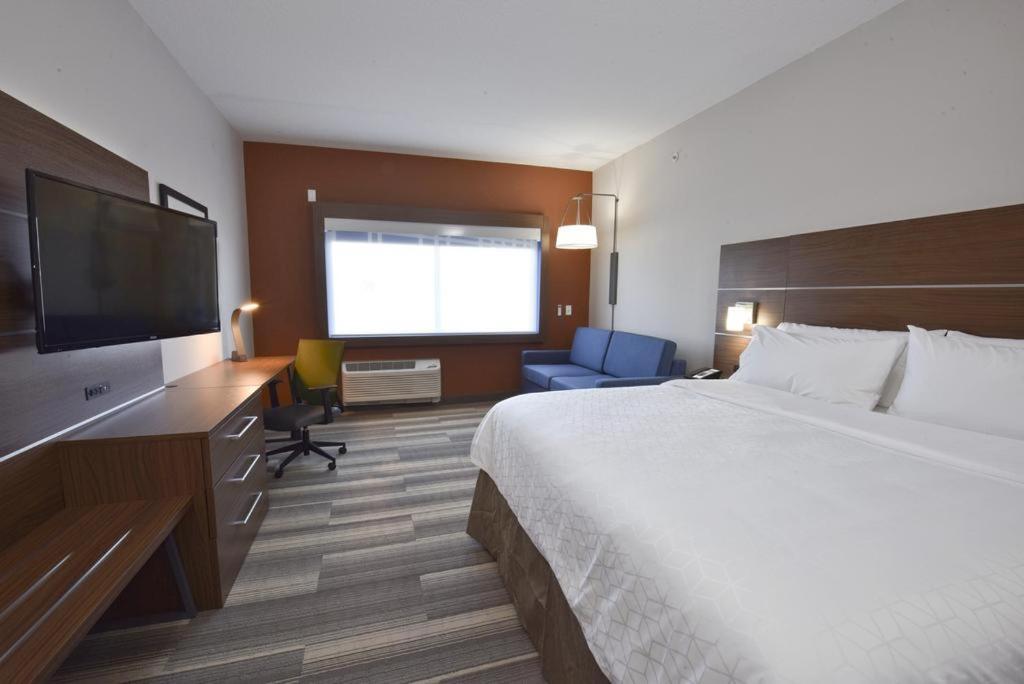 Holiday Inn Express & Suites Junction By Ihg Exterior photo