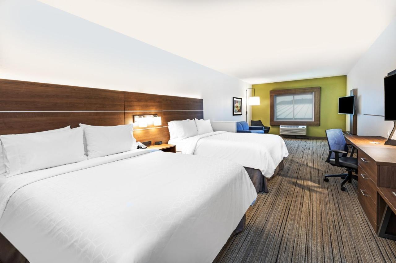 Holiday Inn Express & Suites Junction By Ihg Exterior photo