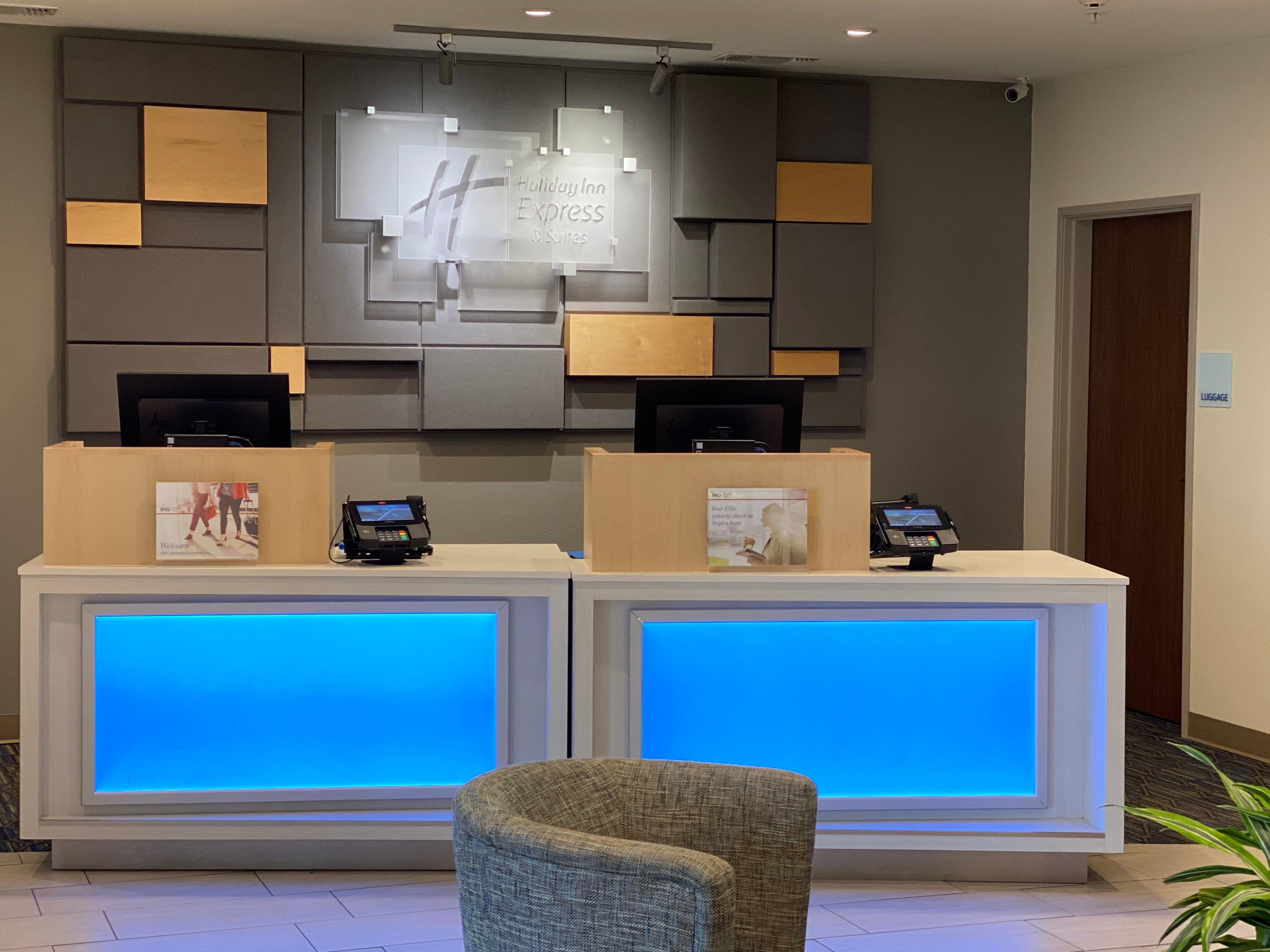 Holiday Inn Express & Suites Junction By Ihg Exterior photo