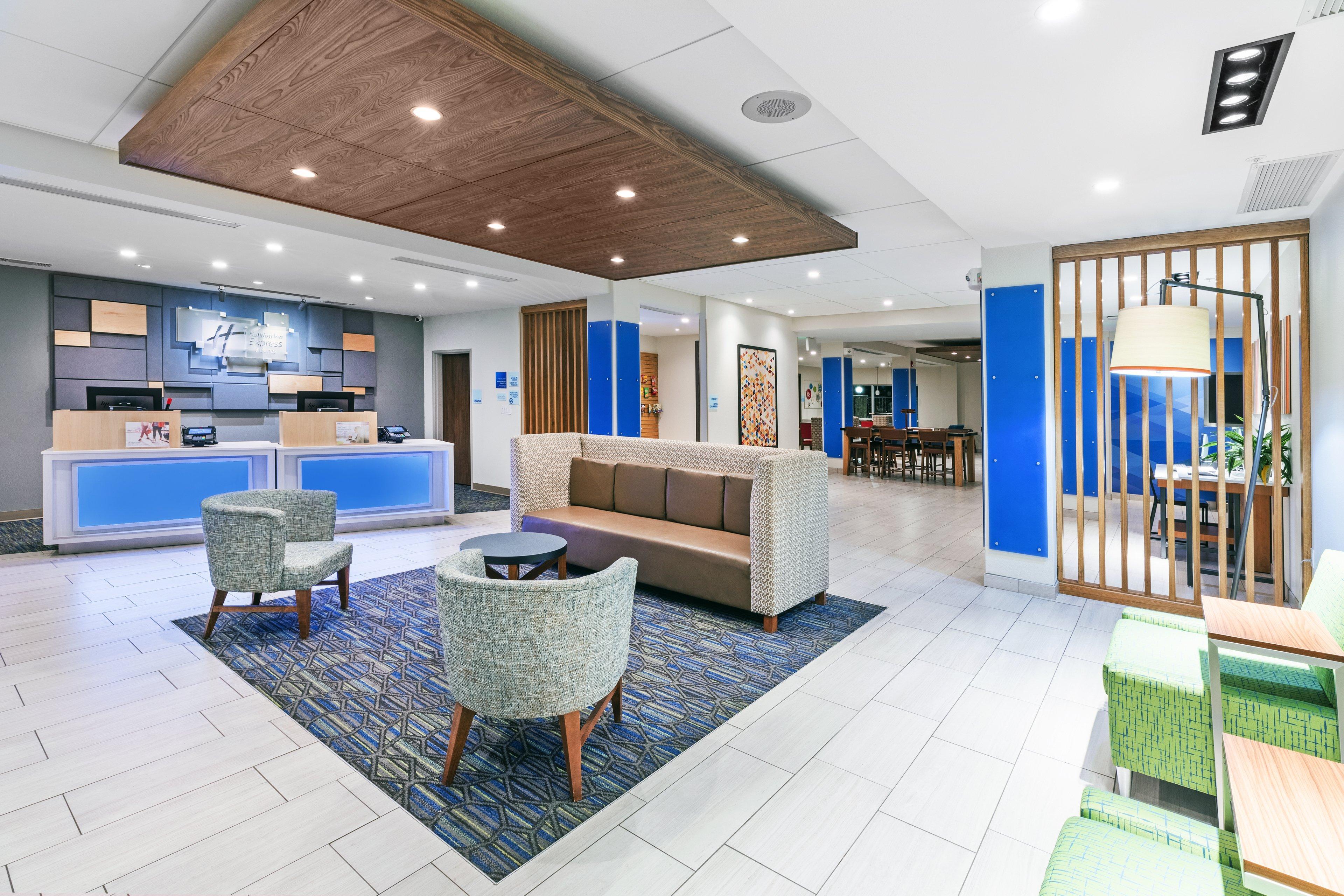 Holiday Inn Express & Suites Junction By Ihg Exterior photo