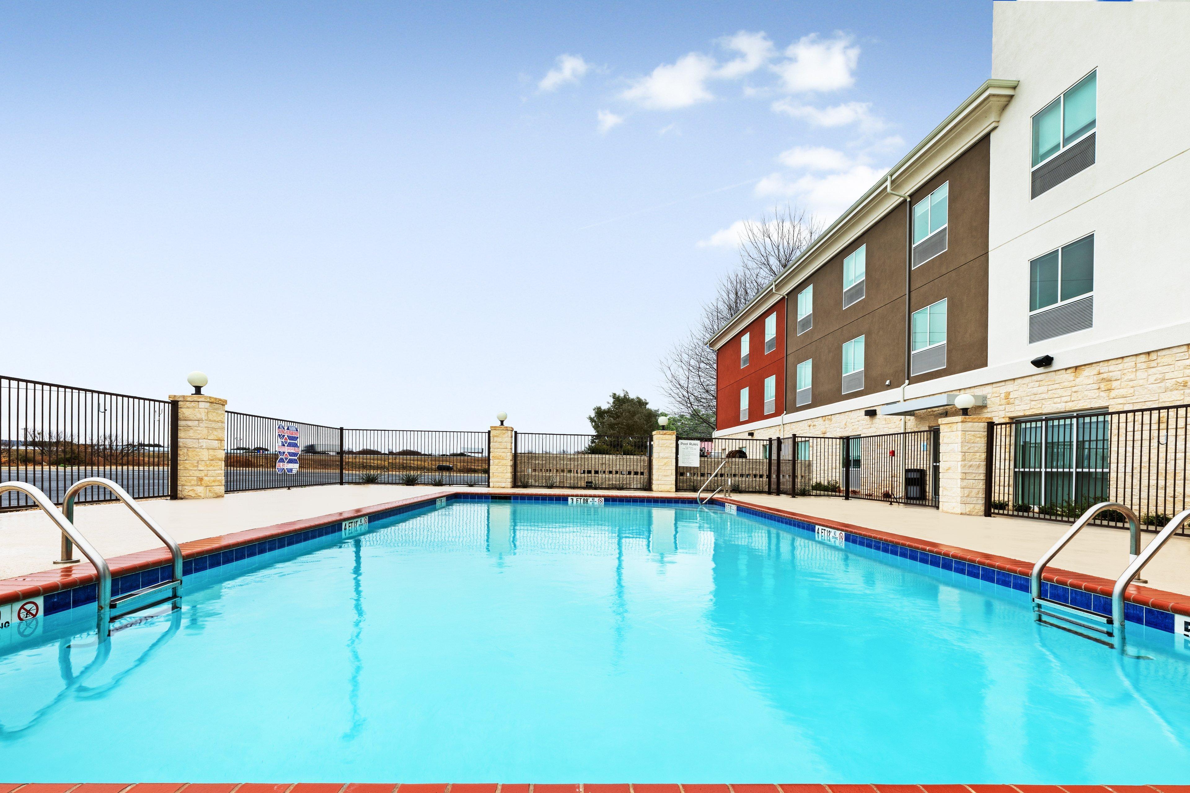 Holiday Inn Express & Suites Junction By Ihg Exterior photo